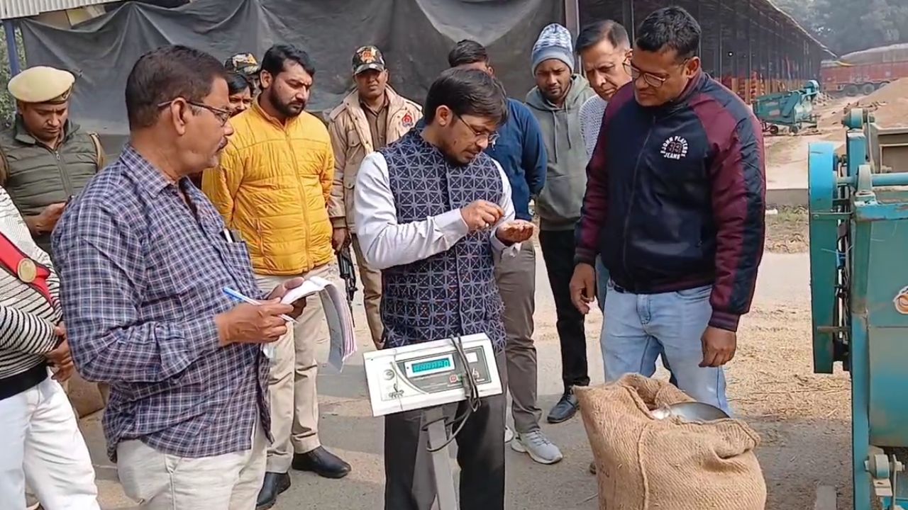 चंदौली डीएम का औचक निरीक्षण, धान खरीद प्रक्रिया में दिखा सख्त रुख, उठाया ये ठोस कदम