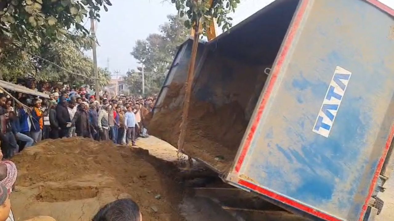चंदौली में बेलगाम डंपर सड़क पर पलटा, मासूम की मौत, कई बच्चों के दबने की आशंका