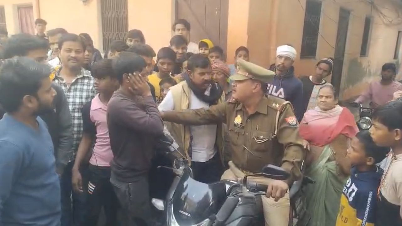 चंदौली में हुई बड़ी वारदात, दिनदहाड़े राहगीर से छीना लॉकेट; भीड़ ने दबोचकर किया पुलिस के हवाले!