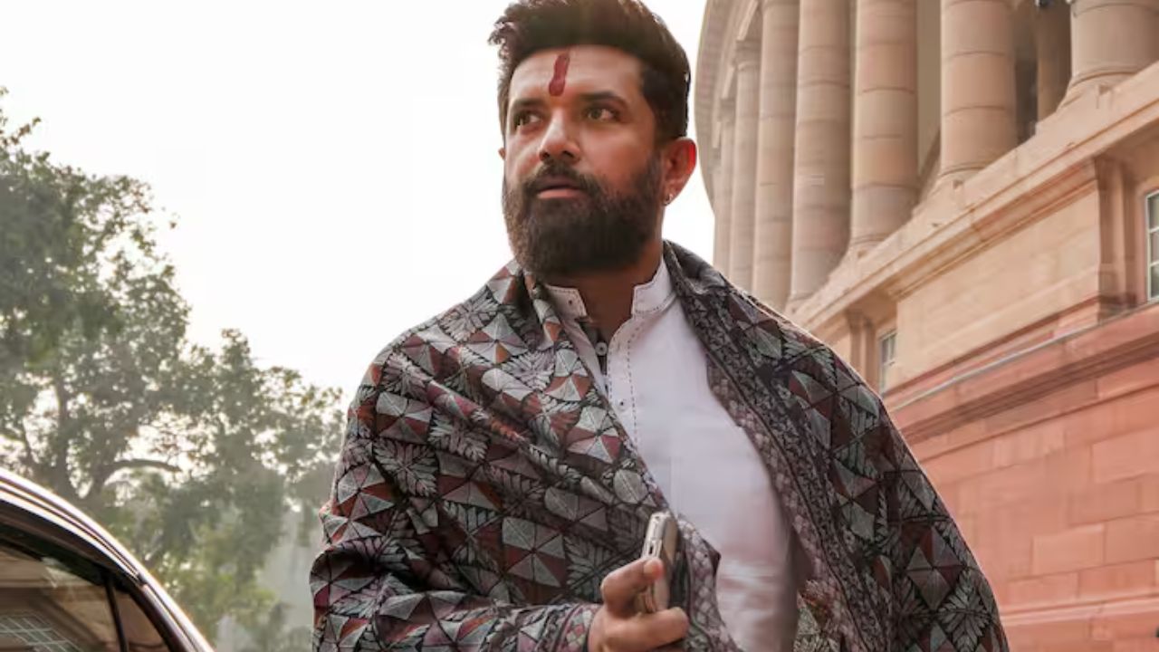 चिराग पासवान अक्सर अपने फ्यूजन लुक के लिए लाइमलाइट में रहते हैं। विंटर सेशन 2025 के पहले दिन उन्होंने व्हाइट स्ट्राइप प्रिंट वाला फोल्ड स्लीव्स कुर्ता पहना, जिसमें ट्रेडिशनल और मॉडर्न दोनों की झलक साफ नजर आई। उनका यह सेमी-फॉर्मल बंदगला स्टाइल युवाओं में काफी पसंद किया जा रहा है। चिराग पासवान अक्सर अपने फ्यूजन लुक के लिए लाइमलाइट में रहते हैं। विंटर सेशन 2025 के पहले दिन उन्होंने व्हाइट स्ट्राइप प्रिंट वाला फोल्ड स्लीव्स कुर्ता पहना, जिसमें ट्रेडिशनल और मॉडर्न दोनों की झलक साफ नजर आई। उनका यह सेमी-फॉर्मल बंदगला स्टाइल युवाओं में काफी पसंद किया जा रहा है।