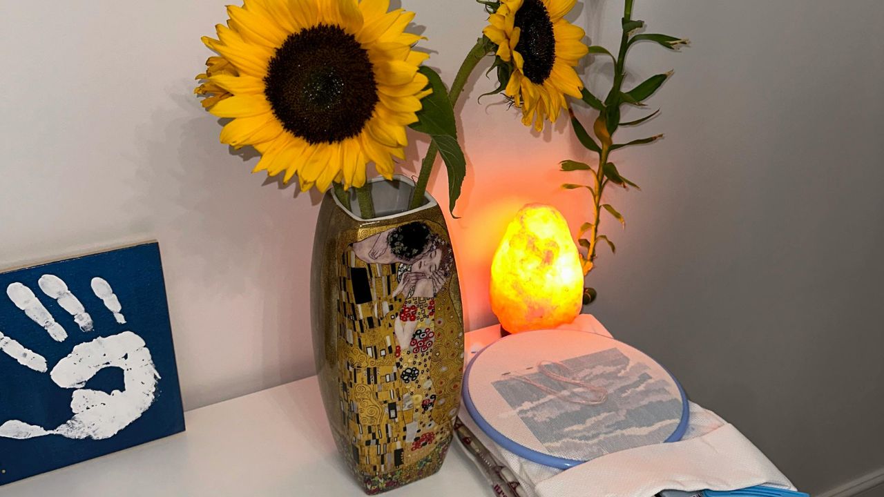 हिमालयन साल्ट लैंप क्रिसमस पर देने के लिए बेहद शुभ माना जाता है। वास्तु के अनुसार यह घर में सकारात्मक ऊर्जा बढ़ाता है और नकारात्मकता को दूर करता है। यह वातावरण को शांत और सुखद बनाता है, जिससे मानसिक तनाव कम होता है और मूड बेहतर होता है। इसकी गर्म रोशनी घर में सौम्यता और शांति का माहौल बनाती है, इसलिए यह एक खूबसूरत और लाभकारी गिफ्ट है।