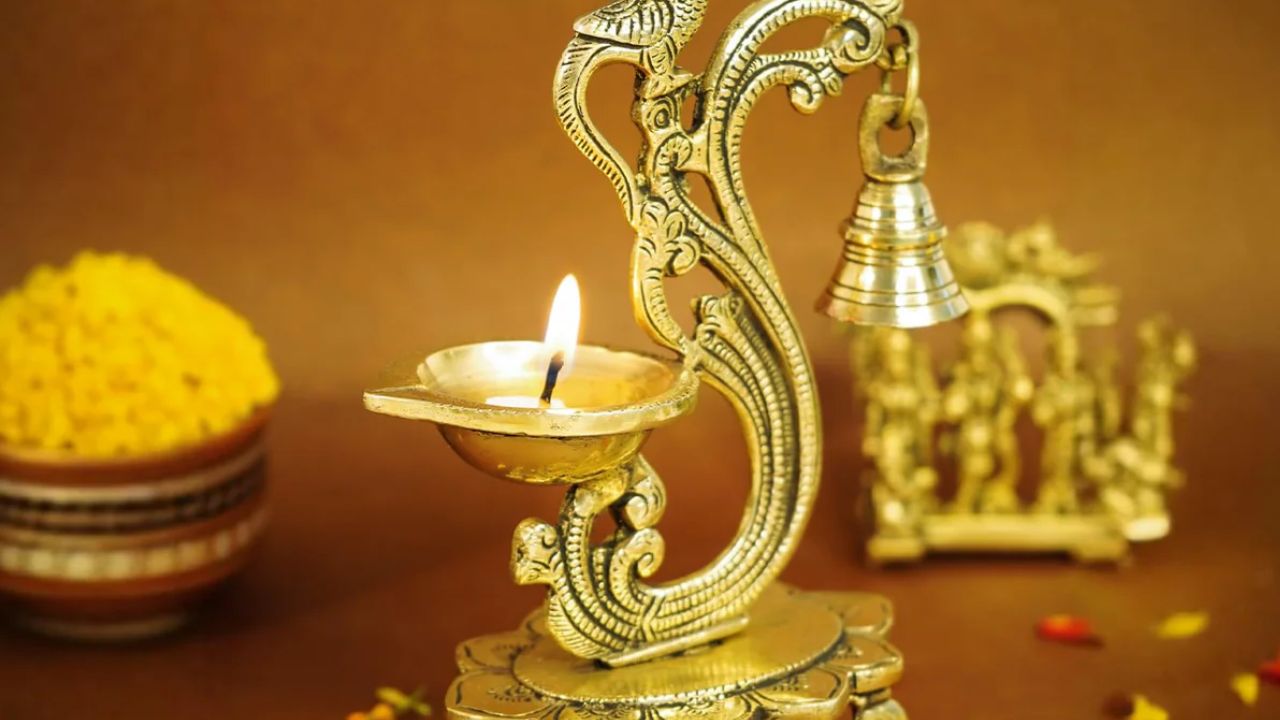 पीतल का दीपक क्रिसमस पर दिया जाने वाला अत्यंत शुभ उपहार है। पीतल को सौभाग्य, धन और सकारात्मक ऊर्जा का स्रोत माना जाता है। इसे उपहार में देने से घर में रोशनी और समृद्धि आती है। दीपक जलने से नकारात्मक शक्तियाँ दूर होती हैं और वातावरण शुद्ध बनता है। यह देने वाले और पाने वाले, दोनों के लिए शुभ और मंगलकारी माना जाता है।