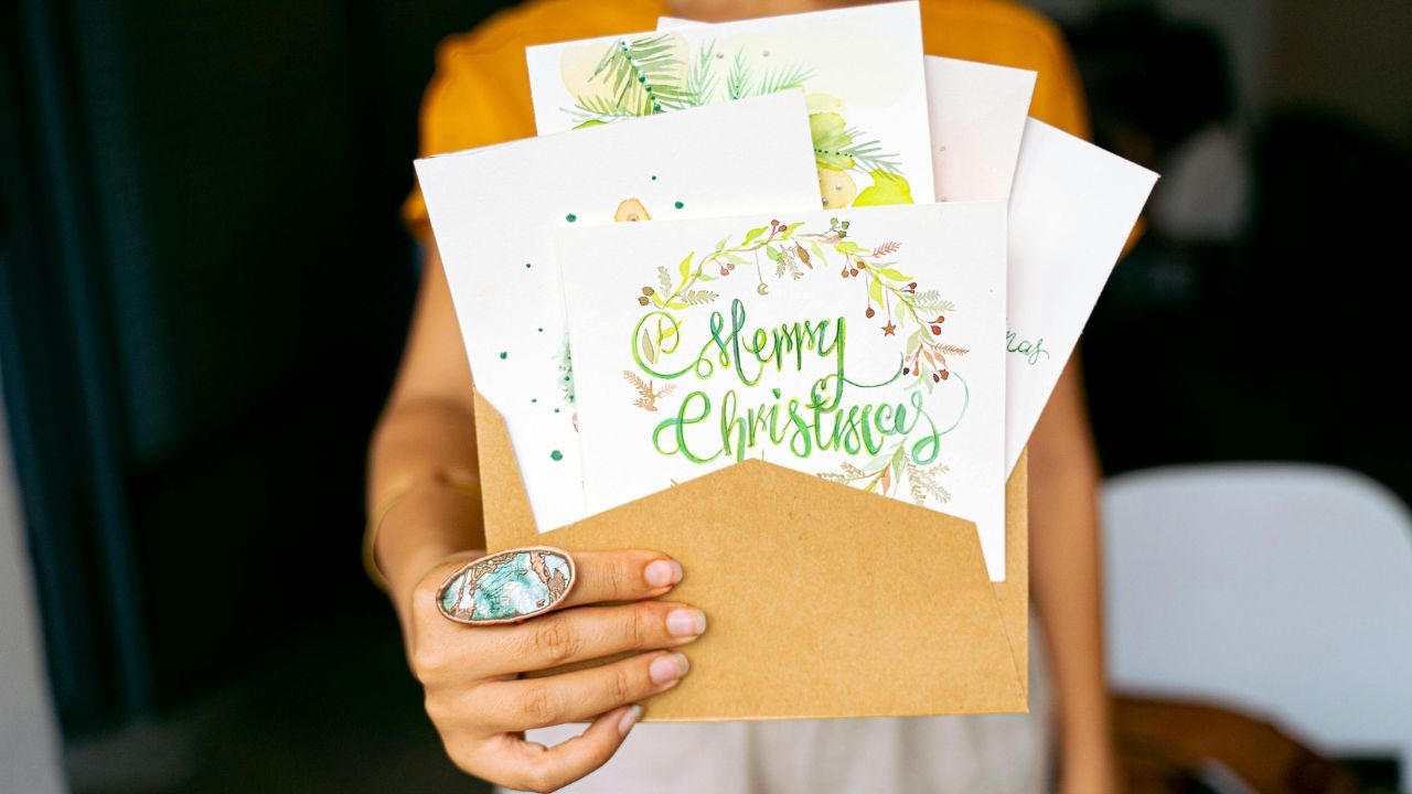 घर पर खुद से कार्ड बनाना भी क्रिसमस को खास बनाता है। रंग, फूल, पेंटिंग और आकर्षक फॉन्ट्स में संदेश लिखकर आप प्रियजनों को और भी करीब महसूस करा सकते हैं।(फोटो सोर्स- Pexels)