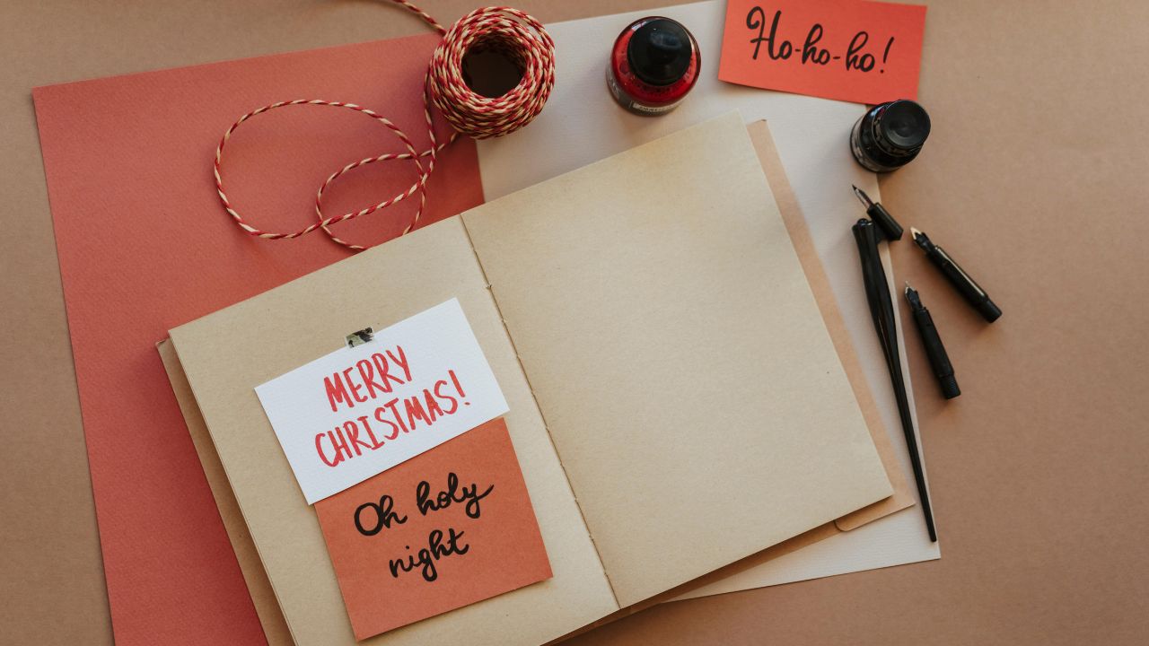 आज के समय में लोग डिजिटल ग्रीटिंग्स भी भेजते हैं। लेकिन फिजिकल कार्ड्स का अपना अलग मज़ा है। दोनों के जरिए आप अपने प्रियजनों को प्यार और अपनापन महसूस करा सकते हैं। (फोटो सोर्स- Pexels)