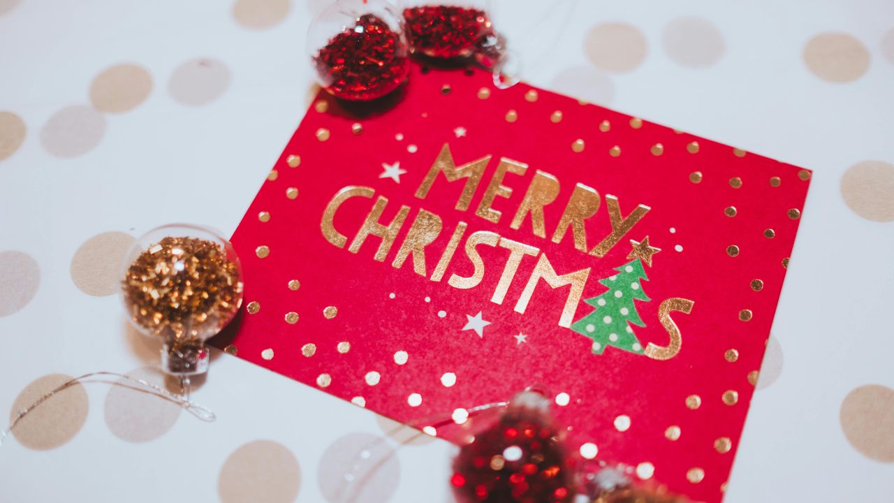 क्रिसमस का दिन है प्यार, खुशियों और सुकून से भरा। इस मौके पर अपने दोस्तों और परिवार को कार्ड भेजकर दिल जीतें। रंग-बिरंगे ग्रीटिंग कार्ड्स में अपने प्यार भरे संदेश लिखें और उन्हें खुशियों की सौगात दें। (फोटो सोर्स- Pexels)