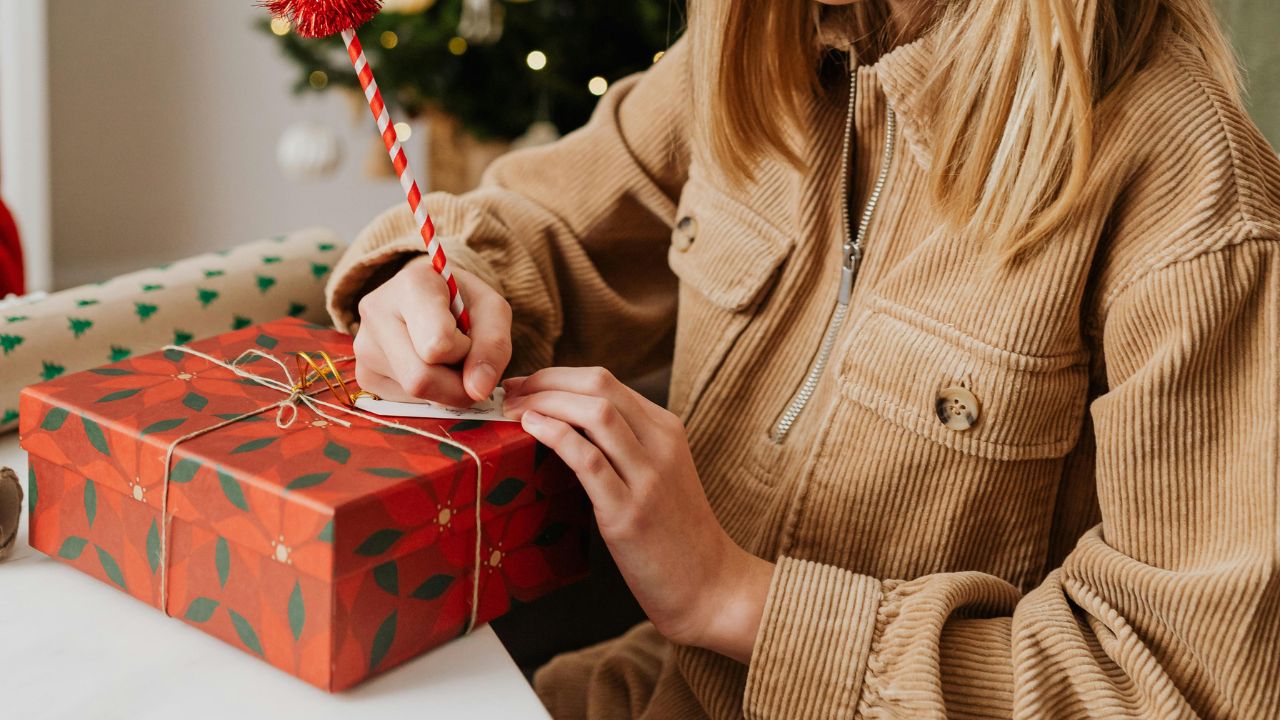 क्रिसमस कार्ड्स पर लिखे संदेश जैसे “खुशियों से भरा जीवन तुम्हारा” या “जो मांगो वो मिल जाए” भेजकर आप अपने दोस्तों और परिवार को स्पेशल फील करा सकते हैं।(फोटो सोर्स- Pexels)