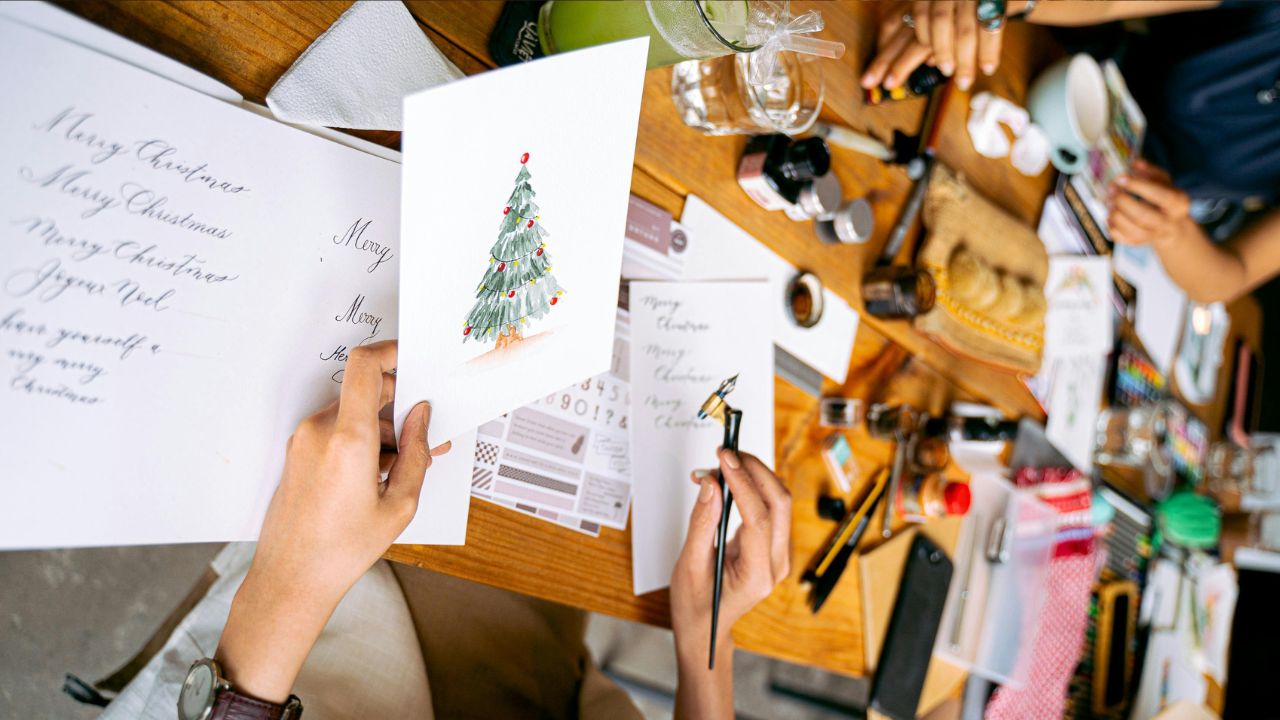 क्रिसमस के साथ नया साल भी आने वाला है। कार्ड्स में सिर्फ क्रिसमस की ही नहीं, बल्कि नए साल की भी शुभकामनाएं जोड़ें, ताकि हर दिन खुशियों और सफलताओं से भरा रहे। (फोटो सोर्स- Pexels)