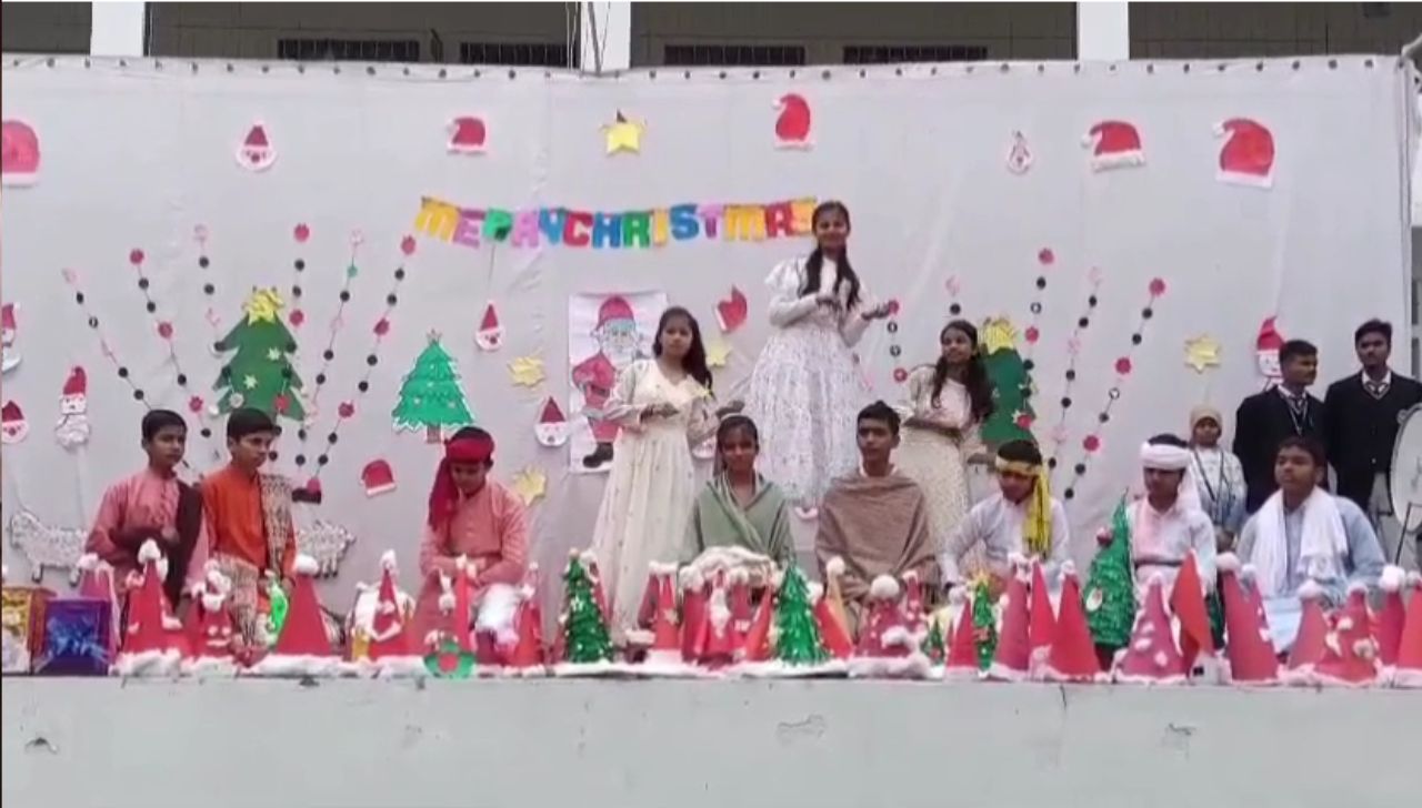 महराजगंज में क्रिसमस की धूम! स्कूल,कॉलेज में सांस्कृतिक कार्यक्रम का आयोजन, सांता क्लाज ने बच्चों को दिया ये संदेश