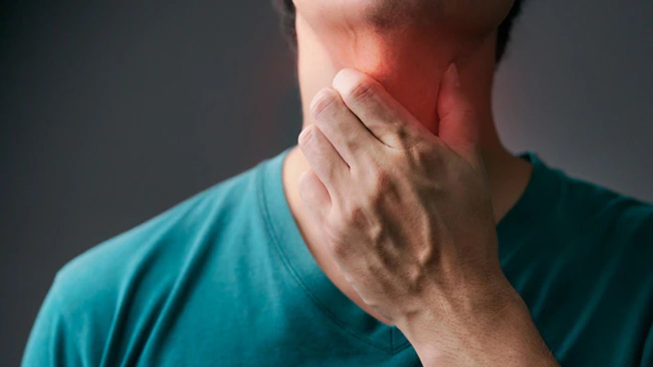 सर्दियों में जुकाम, खांसी और गले की खराश आम समस्या होती है। रोजमर्रा के खाने में हल्दी का इस्तेमाल शरीर के इम्यून बैलेंस को सपोर्ट करता है। काली मिर्च हल्दी के असर को और बढ़ा देती है। वहीं गुड़ में मौजूद प्राकृतिक तत्व ठंड के मौसम में शरीर को कमजोर महसूस होने से बचाने में मदद करते हैं। यही कारण है कि सर्दियों में हल्दी वाला दूध, काली मिर्च की चाय और गुड़ से बनी चीजें ज्यादा पसंद की जाती हैं।