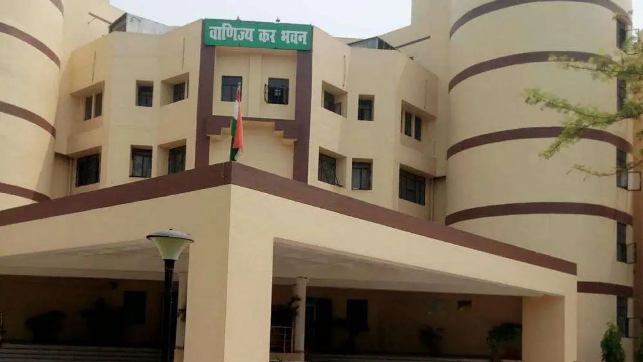 गोरखपुर किराना व्यापारी उत्पीड़न केस: वाणिज्य विभाग में बड़ी कार्रवाई, सहायक आयुक्त निलंबित