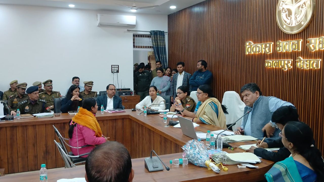 कानपुर देहात में विकास भवन सभागार में आयोजित महिला जनसुनवाई, बड़ी संख्या में पहुंचीं महिलाएं