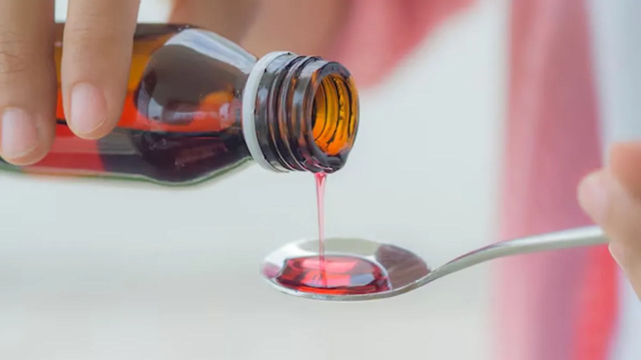 Fake Cough Syrup: पूर्व IPS अमिताभ ठाकुर और उनकी पत्नी पर क्यों हुआ मुकदमा दर्ज? जानिये नकली कफ सिरप से जुड़ा ये मामला