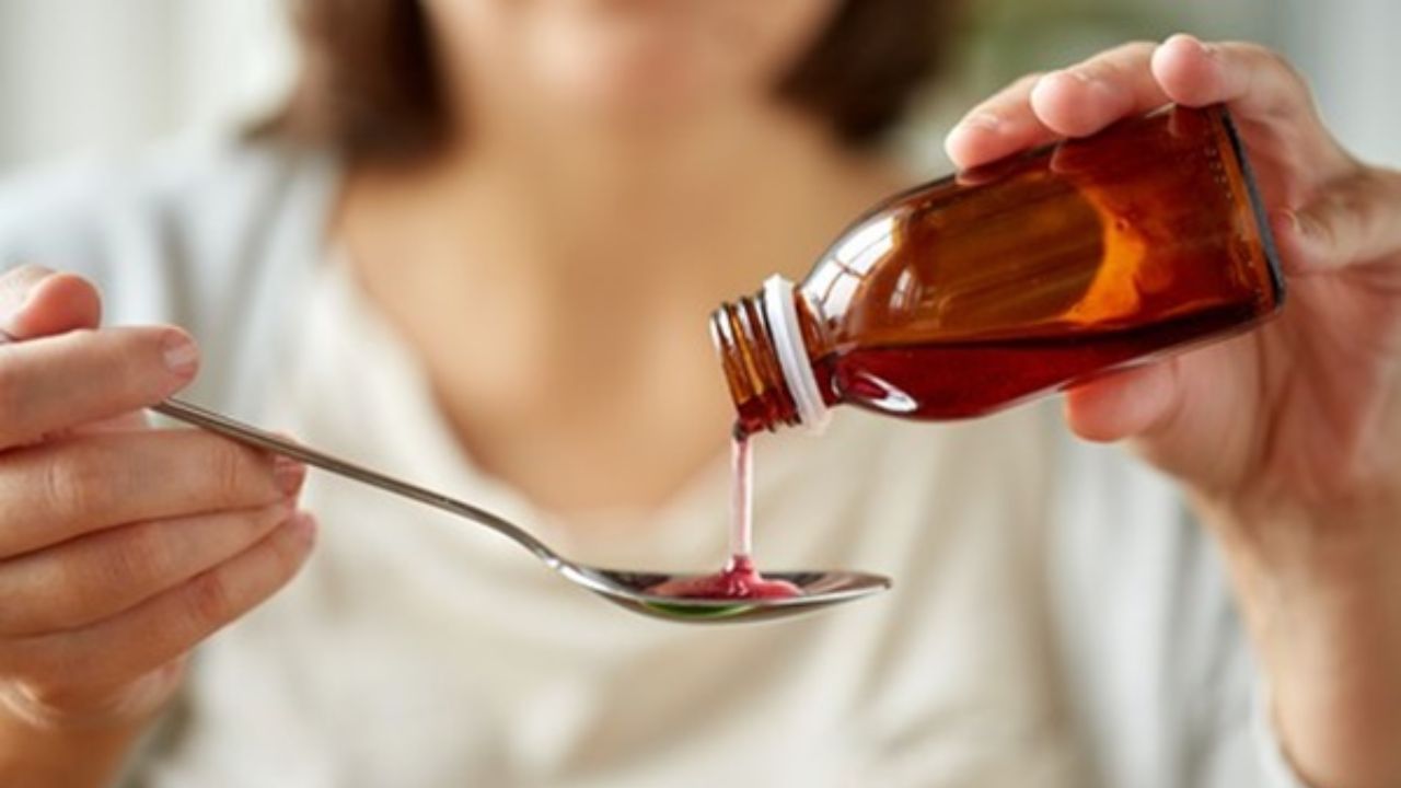 कफ सिरप कांड में बड़ा झटका: सिपाही की पत्नी के खाते में करोड़ों का लेनदेन, अब हुई सख्त कार्रवाई