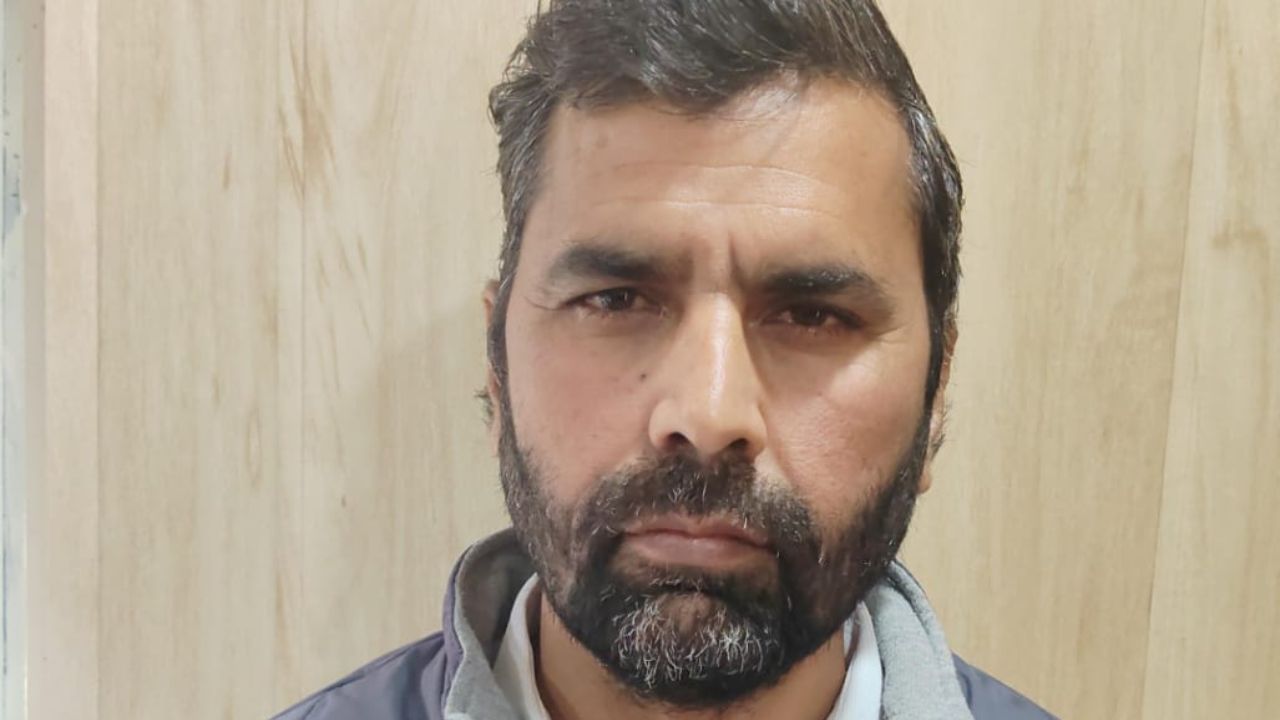 बदायूं में रिश्वतखोरी पर वार, लेखपाल रंगे हाथ गया पकड़ा, मचा हड़कंप