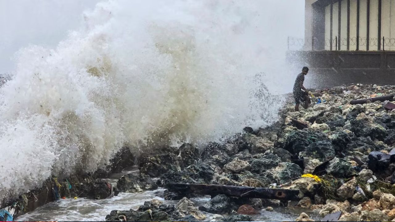 Cyclone Ditwah: चक्रवात दितवाह पहुंचा तमिलनाडु और आंध्र प्रदेश; बारिश के कहर से तीन की मौत