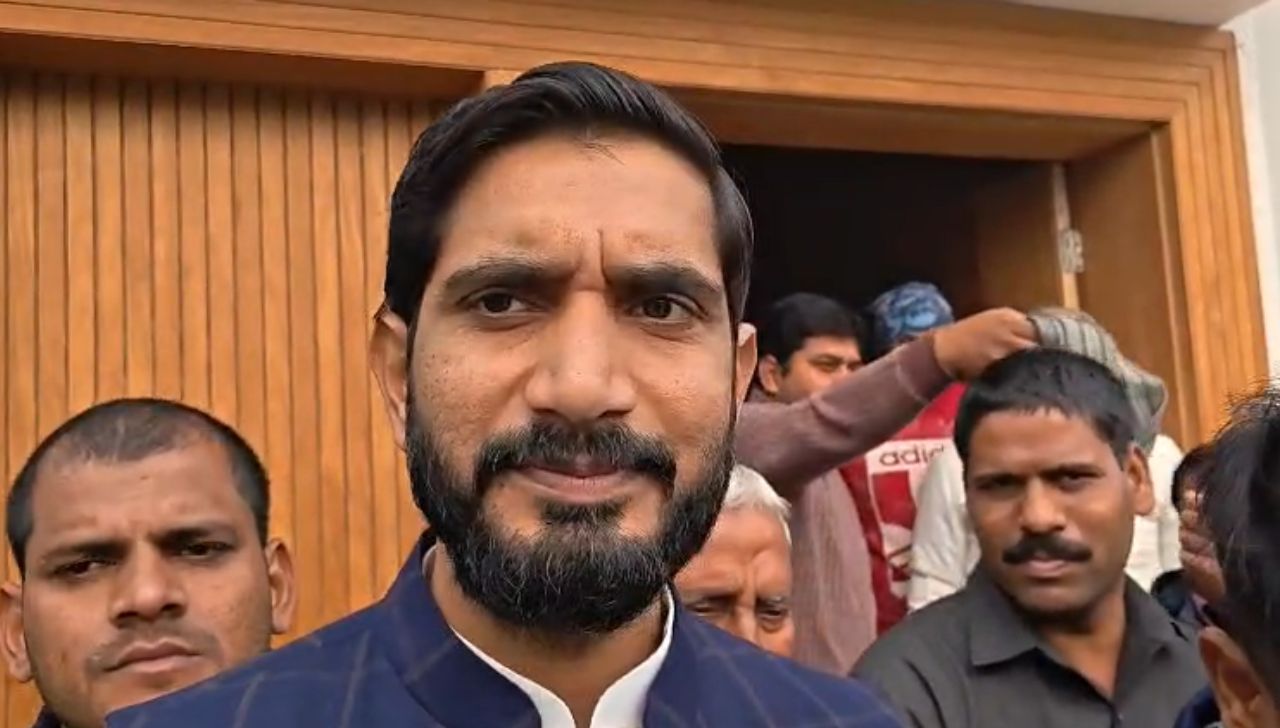 Mainpuri Politics: करहल में आदित्य यादव का वार, भाजपा सरकार पर इंसानियत के मुद्दे को लेकर तीखा हमला