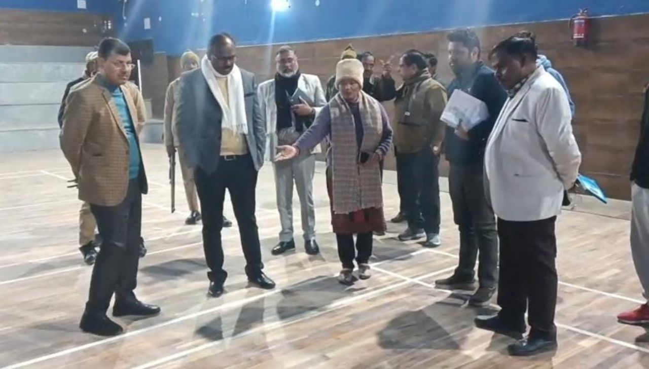 Maharajganj DM ने किया क्रीड़ा स्टेडियम में औचक निरीक्षण, खामियां मिलने पर अधिशासी अभियंता को कड़ी फटकार