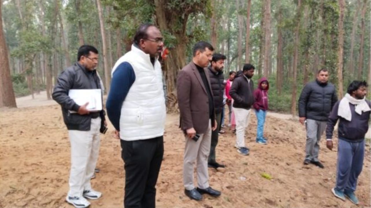 महाराजगंज में टूरिज्म को बढ़ावा देने पर जोर, डीएम ने रामग्राम का किया निरीक्षण