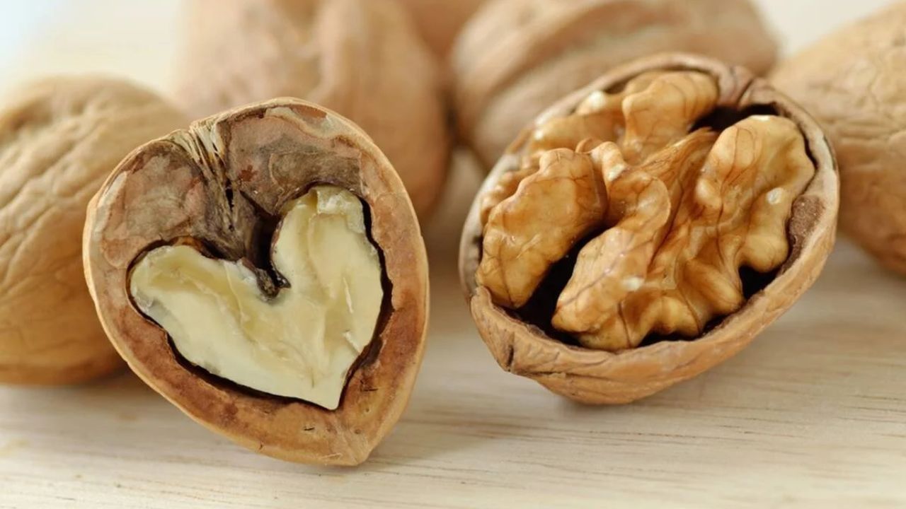 रातभर भिगोए हुए बादाम, मुनक्का या अखरोट सुबह खाने से पाचन को सपोर्ट मिलता है। इससे कब्ज और ब्लोटिंग की समस्या में राहत मिलती है। (Img: Google)