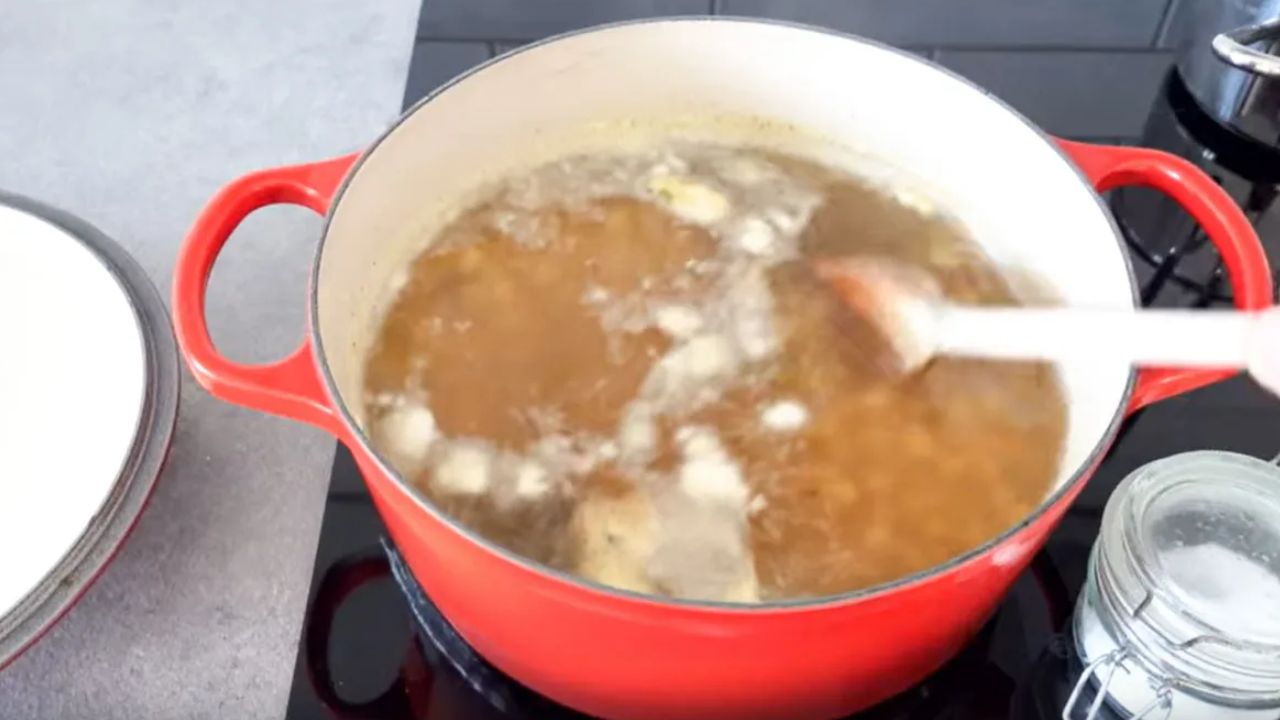 दाल के ऊपर बनने वाला झाग स्वास्थ्य के लिए नुकसानदायक हो सकता है, क्योंकि इसमें प्राकृतिक संरचना टूट चुकी होती है। इसे हटा देना बेहतर माना जाता है।(फोटो सोर्स- इंटरनेट)