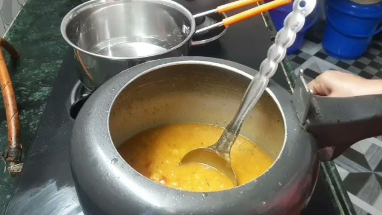 हालांकि, दाल के झाग में सैपोनिन्स, प्रोटीन और स्टार्च की थोड़ी मात्रा शरीर के लिए फायदेमंद भी हो सकती है। इसका सेवन संतुलित मात्रा में किया जा सकता है।(फोटो सोर्स- इंटरनेट) 