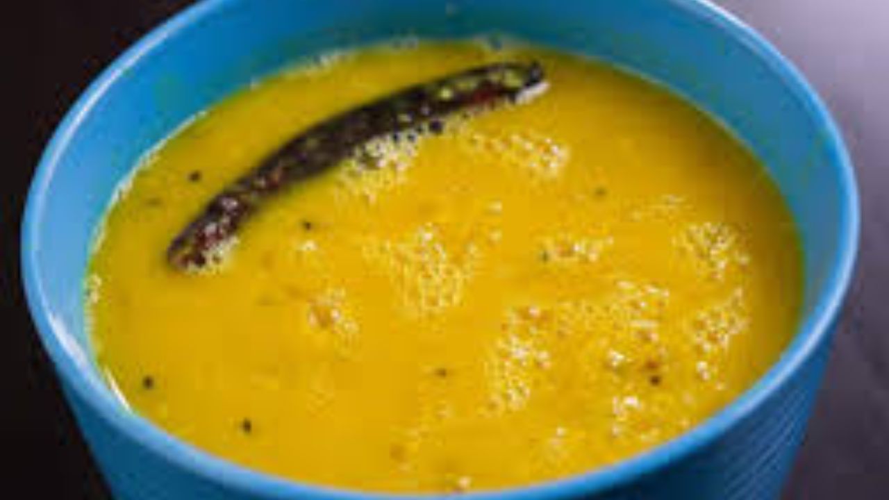 दाल को खुले बर्तन में पकाना बेहतर होता है, ताकि झाग आसानी से हटाया जा सके। प्रेशर कुकर में पकाने से झाग कम निकलता है, लेकिन खुले बर्तन में यह अधिक स्पष्ट होता है।(फोटो सोर्स- इंटरनेट) 