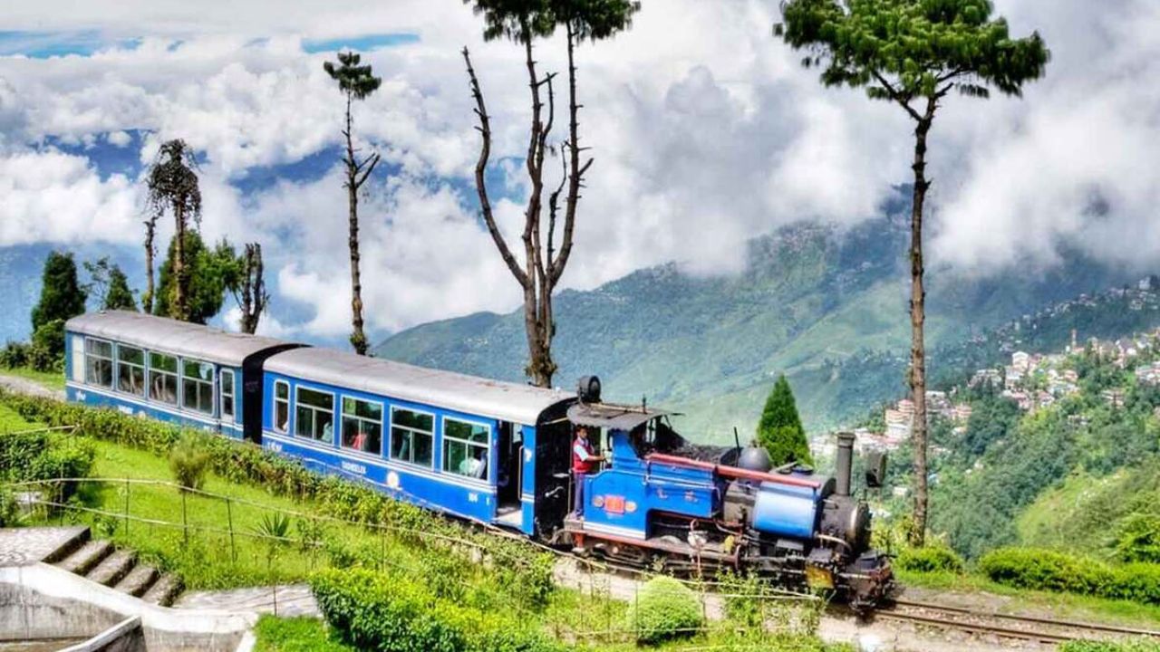 दार्जिलिंग, सिक्किम और कालिम्पोंग जैसे उत्तर-पूर्व के डेस्टिनेशन बर्फ के साथ चाय बागानों का नजारा भी देते हैं। इन जगहों के लिए न्यू जॉर्क सिटी से कोलकाता/बागडोगरा तक फ्लाइट लें, फिर टैक्सी या बस से आगे पहुंचें। (Img Source: Google)