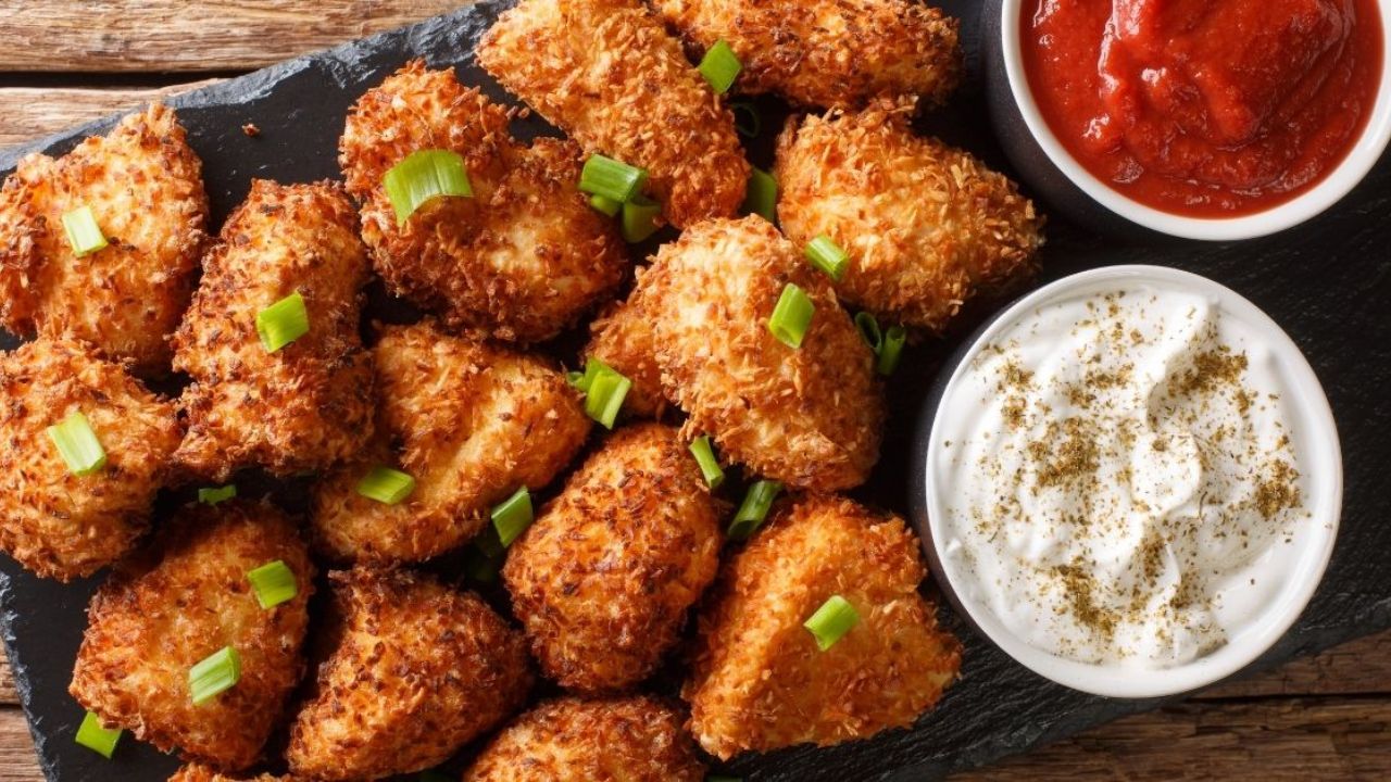 डीप फ्राइड स्नैक्स जैसे पकौड़े, नमकीन और चिप्स भी ब्लड शुगर लेवल खराब करते हैं। ये वज़न बढ़ाकर डायबिटीज का खतरा और बढ़ा देते हैं। (Img Source: Google) डीप फ्राइड स्नैक्स जैसे पकौड़े, नमकीन और चिप्स भी ब्लड शुगर लेवल खराब करते हैं। ये वज़न बढ़ाकर डायबिटीज का खतरा और बढ़ा देते हैं। (Img Source: Google)