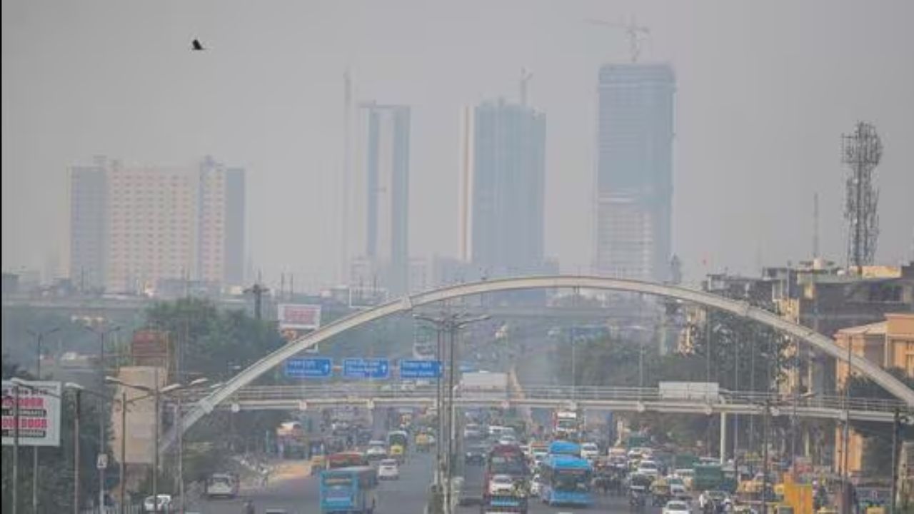 Delhi-NCR Air Pollution: जहरीली हवा और घने कोहरे ने बढ़ाई मुश्किलें, कई इलाकों में AQI 400 के पार