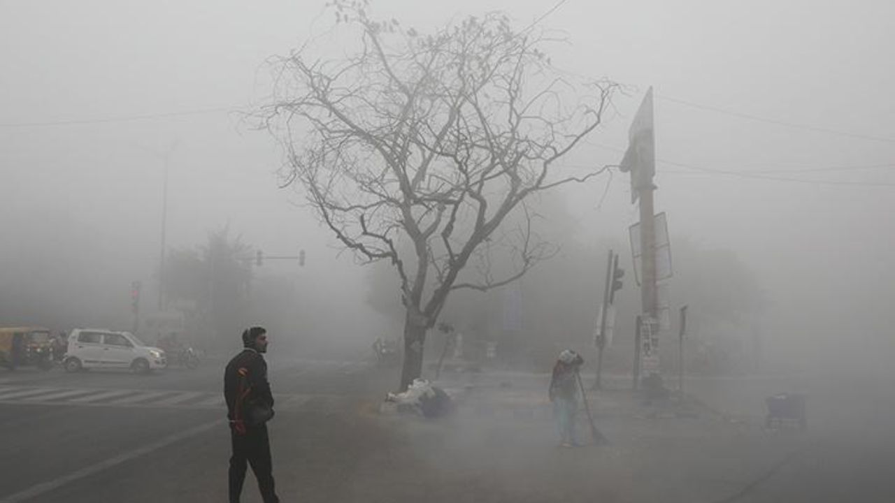 Delhi-NCR में कड़ाके की सर्दी ने दी दस्तक: दिन के तापमान में गिरावट, कोहरे पर येलो अलर्ट