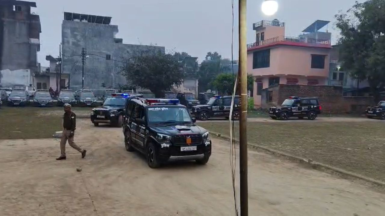 औरैया में कोहरे की चादर से थमा जनजीवन, ठंड ने बढ़ाई मुश्किलें; पुलिस का अलर्ट जारी