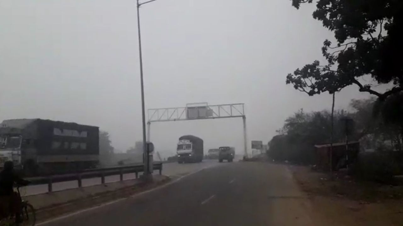 फतेहपुर में घना कोहरा छाया, दिन में रात जैसा अंधेरा; प्रशासन अलर्ट