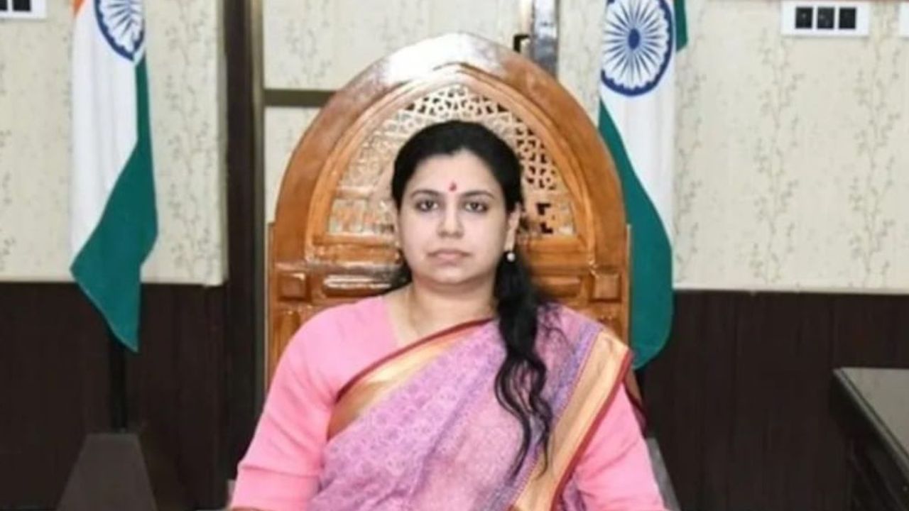 देवरिया की डीएम डिव्या मित्तल के फैसले से अधिकारियों में हड़कंप, तत्काल प्रभाव से रुका कई अफसरों का वेतन, जानें पूरा मामला