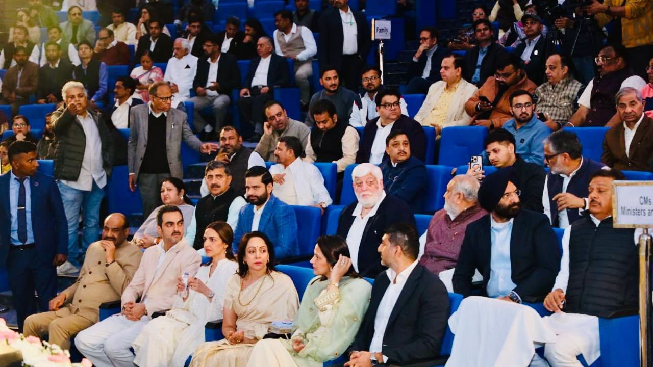 Celebrities attend Dharmendra's memorial prayer meeting