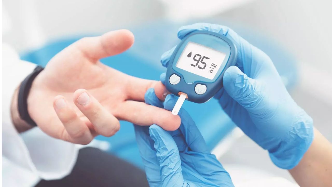 डायबिटीज के मरीजों को आम का सेवन सावधानी से करना चाहिए। संतुलित मात्रा में खाने पर आम सेहत के लिए अमृत समान साबित हो सकता है। (Img Source: Google)