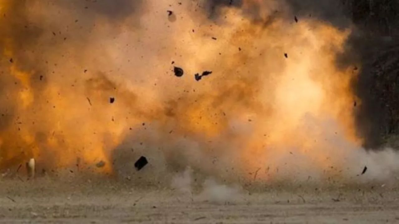 Mainpuri News: ठंड को भगाना बना जानलेवा, भोगांव में जबरदस्त विस्फोट, जानिये क्या हुआ फिर