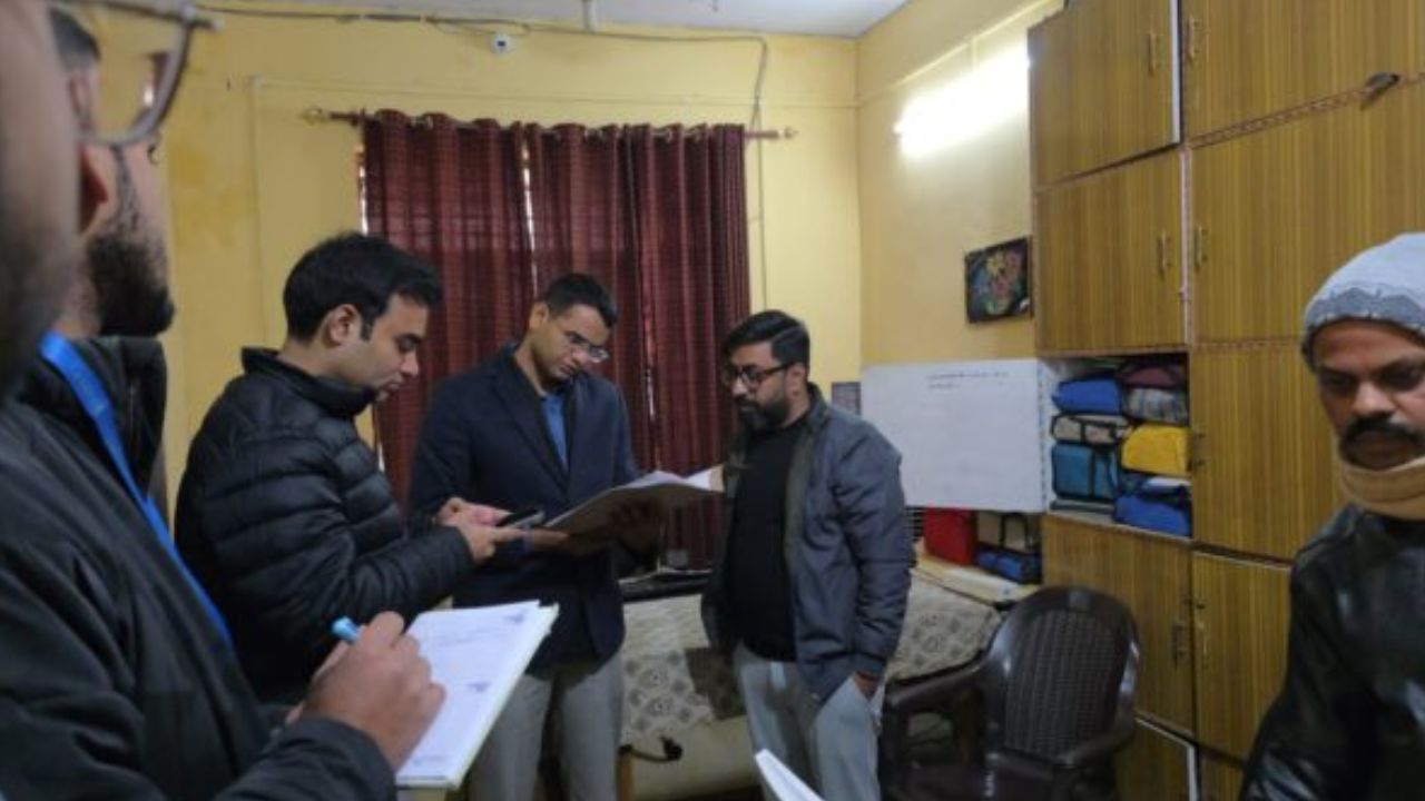 Balrampur: डीएम ने BSA ऑफिस का किया निरीक्षण, मचा हड़कंप