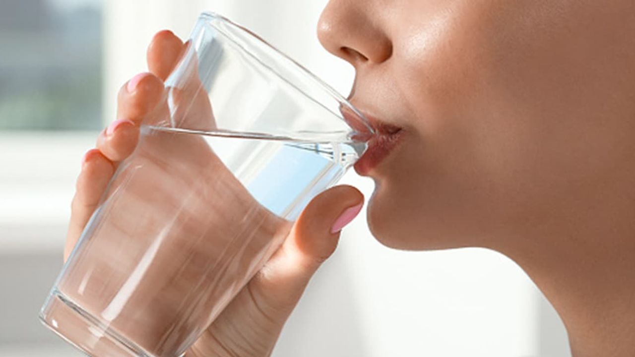 पर्याप्त पानी पीना मांसपेशियों की कार्यक्षमता और स्वास्थ्य के लिए जरूरी है। शरीर में पानी की कमी से मांसपेशियों में ऐंठन और दर्द बढ़ सकता है। दिनभर में कम से कम 8-10 गिलास पानी पीने की सलाह दी जाती है। पर्याप्त पानी पीना मांसपेशियों की कार्यक्षमता और स्वास्थ्य के लिए जरूरी है। शरीर में पानी की कमी से मांसपेशियों में ऐंठन और दर्द बढ़ सकता है। दिनभर में कम से कम 8-10 गिलास पानी पीने की सलाह दी जाती है।