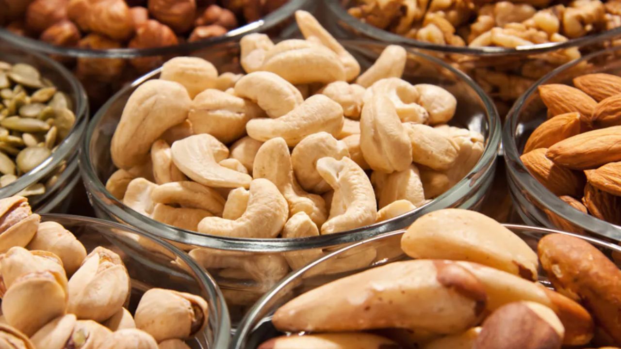 मेवे और बीज जैसे बादाम, काजू, अखरोट और सूरजमुखी के बीज मैग्नीशियम और अन्य मिनरल का अच्छा स्रोत हैं। ये मांसपेशियों की थकान और ऐंठन को कम करने के साथ ही ऊर्जा और ताकत भी बढ़ाते हैं। नाश्ते में इनका सेवन शरीर को लंबी अवधि तक सक्रिय बनाए रखता है। मेवे और बीज जैसे बादाम, काजू, अखरोट और सूरजमुखी के बीज मैग्नीशियम और अन्य मिनरल का अच्छा स्रोत हैं। ये मांसपेशियों की थकान और ऐंठन को कम करने के साथ ही ऊर्जा और ताकत भी बढ़ाते हैं। नाश्ते में इनका सेवन शरीर को लंबी अवधि तक सक्रिय बनाए रखता है।