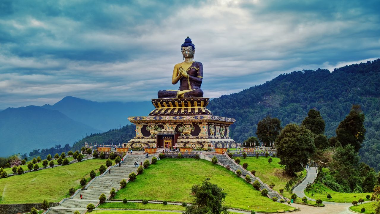 हिमालय की गोद में बसा नेपाल: जहाँ पहाड़ सिर्फ भूगोल नहीं, जीवन की पहचान हैं