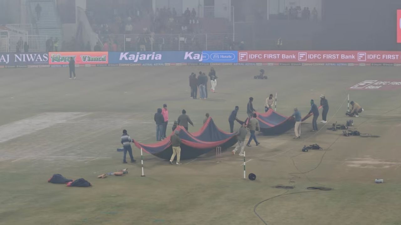कोहरे और नमी के कारण पिच को कंबल से ढकने की तस्वीरें भी सोशल मीडिया पर वायरल हुईं। इसका उद्देश्य पिच को नमी से बचाना था, लेकिन इससे परिस्थितियों की गंभीरता और बढ़ गई। (Img: X) कोहरे और नमी के कारण पिच को कंबल से ढकने की तस्वीरें भी सोशल मीडिया पर वायरल हुईं। इसका उद्देश्य पिच को नमी से बचाना था, लेकिन इससे परिस्थितियों की गंभीरता और बढ़ गई। (Img: X)