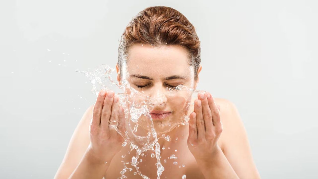 आयुर्वेद के अनुसार आंखों की सेहत बनाए रखने के लिए साफ-सफाई सबसे जरूरी है। दिन में दो बार ठंडे पानी से आंखें धोने से जलन में राहत मिलती है। (img source: google) आयुर्वेद के अनुसार आंखों की सेहत बनाए रखने के लिए साफ-सफाई सबसे जरूरी है। दिन में दो बार ठंडे पानी से आंखें धोने से जलन में राहत मिलती है। (img source: google)