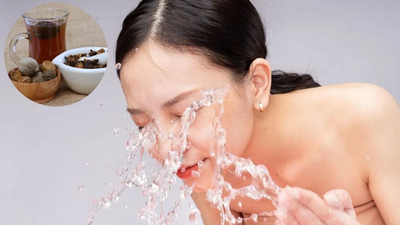 त्रिफला जल से आंखें धोना एक पुराना आयुर्वेदिक उपाय माना जाता है। यह आंखों को ठंडक देने के साथ खुजली और सूजन कम करने में मदद करता है। (img source: google) त्रिफला जल से आंखें धोना एक पुराना आयुर्वेदिक उपाय माना जाता है। यह आंखों को ठंडक देने के साथ खुजली और सूजन कम करने में मदद करता है। (img source: google)