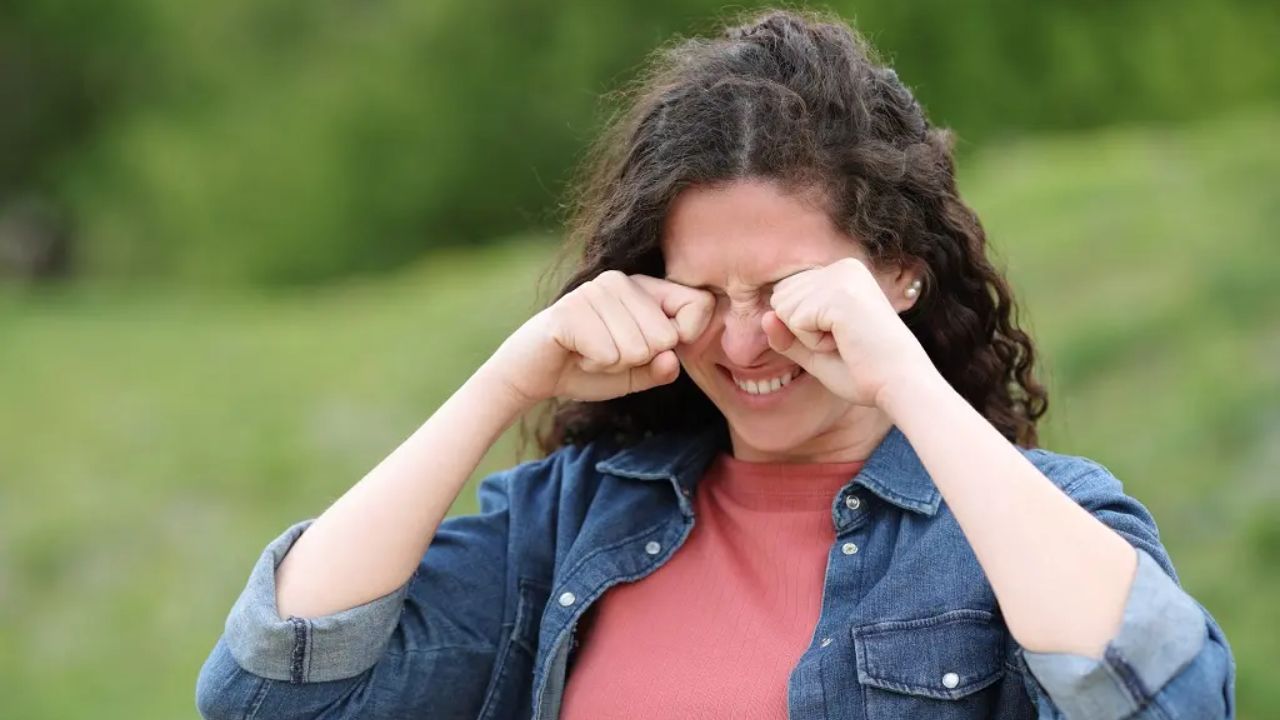 बढ़ते पॉल्यूशन की वजह से आंखों में खुजली, जलन और लालपन की समस्या आम होती जा रही है। लंबे समय तक स्क्रीन देखने और धूल-धुएं के संपर्क से परेशानी और बढ़ जाती है। (img source: google) बढ़ते पॉल्यूशन की वजह से आंखों में खुजली, जलन और लालपन की समस्या आम होती जा रही है। लंबे समय तक स्क्रीन देखने और धूल-धुएं के संपर्क से परेशानी और बढ़ जाती है। (img source: google)