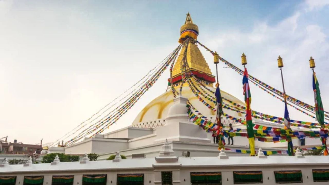 नेपाल में पहाड़ केवल भौगोलिक संरचनाएं नहीं, बल्कि आस्था और विश्वास के केंद्र हैं। हिंदू और बौद्ध परंपराओं में पर्वतों को देवताओं का निवास स्थान माना गया है। कंचनजंघा जैसे पर्वत स्थानीय समुदायों के लिए पवित्र हैं और इन्हें “Five Treasures of Snow” जैसी आध्यात्मिक उपाधियाँ दी गई हैं। हिमालय की गोद में बसे मठ, स्तूप, मंदिर और पर्वतीय देवस्थल नेपाल की सांस्कृतिक आत्मा को दर्शाते हैं। लुम्बिनी से लेकर ऊँचे पहाड़ी मठों तक, नेपाल की धार्मिक पहचान पहाड़ों से गहराई से जुड़ी हुई है। नेपाल में पहाड़ केवल भौगोलिक संरचनाएं नहीं, बल्कि आस्था और विश्वास के केंद्र हैं। हिंदू और बौद्ध परंपराओं में पर्वतों को देवताओं का निवास स्थान माना गया है। कंचनजंघा जैसे पर्वत स्थानीय समुदायों के लिए पवित्र हैं और इन्हें “Five Treasures of Snow” जैसी आध्यात्मिक उपाधियाँ दी गई हैं। हिमालय की गोद में बसे मठ, स्तूप, मंदिर और पर्वतीय देवस्थल नेपाल की सांस्कृतिक आत्मा को दर्शाते हैं। लुम्बिनी से लेकर ऊँचे पहाड़ी मठों तक, नेपाल की धार्मिक पहचान पहाड़ों से गहराई से जुड़ी हुई है।