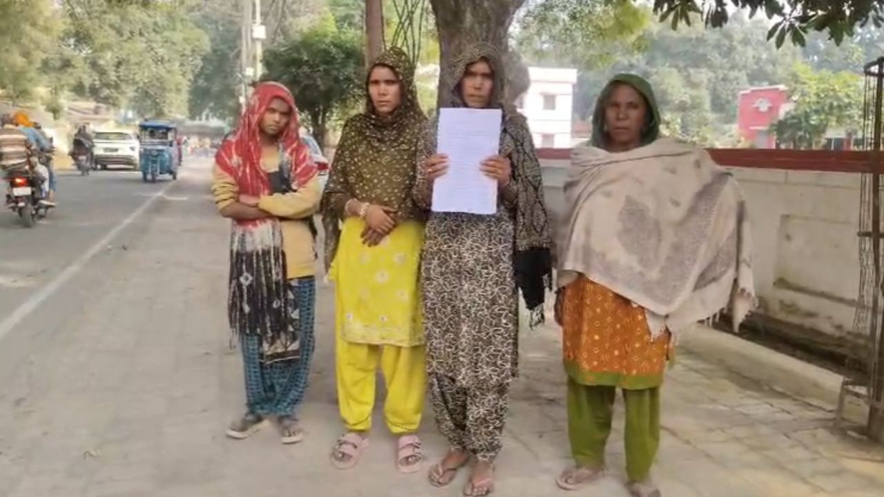 फतेहपुर में दबंगों का आतंक: महिला के घर पर किया कब्जा, SP से मांगा न्याय