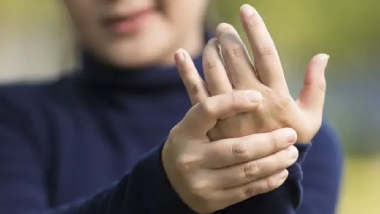 उंगलियों को चटकाने की आदत: आखिर क्यों कट-कट की आती आवाज, जानें इसके पीछे का विज्ञान