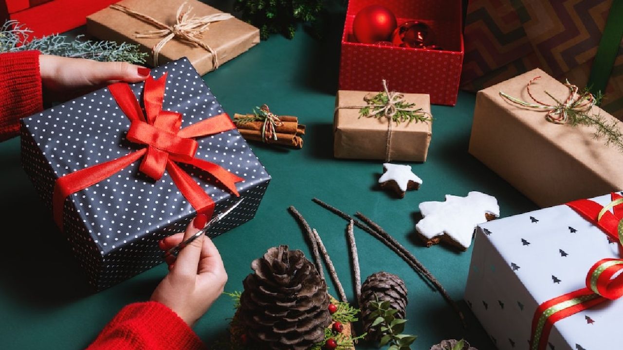 क्रिसमस 2025 के लिए गिफ्ट चुनना रोमांचक लेकिन चुनौती भरा भी हो सकता है, खासकर जब आप बच्चों से लेकर बुजुर्गों और कपल्स तक सबके लिए कुछ खास देना चाहते हैं। सही उपहार से तुरंत खुशी और यादें दोनों ही बनती हैं। (Img Source: Google)