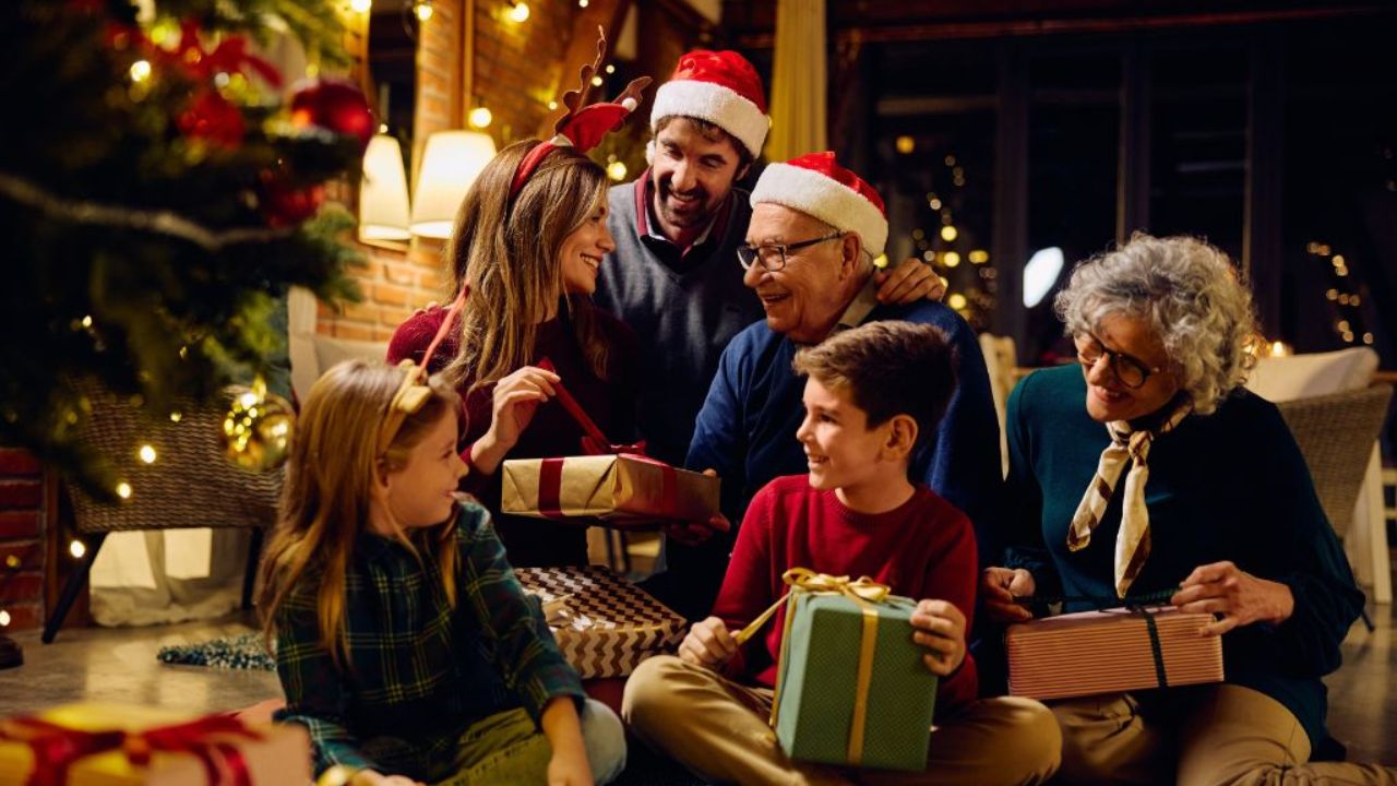 Christmas 2025 Gift Ideas: हर उम्र और हर रिश्ते के लिए खास तोहफों की पूरी गाइड, यहां देखें बेस्ट आइडियाज
