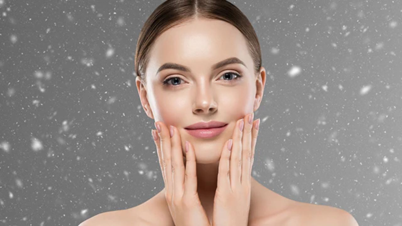 सर्दियों का मौसम आते ही हम सभी महसूस करते हैं कि ठंड का असर हमारे शरीर पर पड़ता है। इस दौरान शरीर में नमी की कमी हो जाती है, जिससे त्वचा रूखी, बेजान और खुरदुरी होने लगती है। सर्दी में त्वचा को ढेर सारी देखभाल की आवश्यकता होती है, लेकिन केवल क्रीम और मॉइस्चराइजर से काम नहीं चलता। इसके लिए सही डाइट और पोषण भी महत्वपूर्ण हैं।